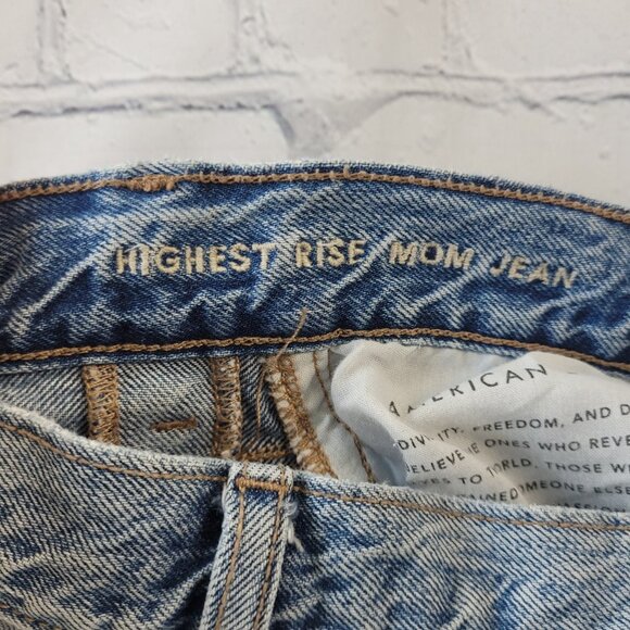 American Eagle Woman’s blue distressed highest rise mom jeans size 2 Regular - Picture 10 of 12
